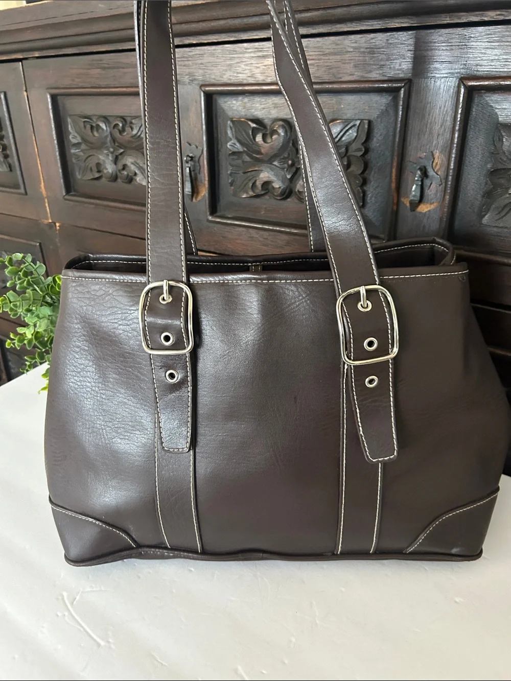 Classic Brown Leather Tote Bag with Contrasting Stitching
